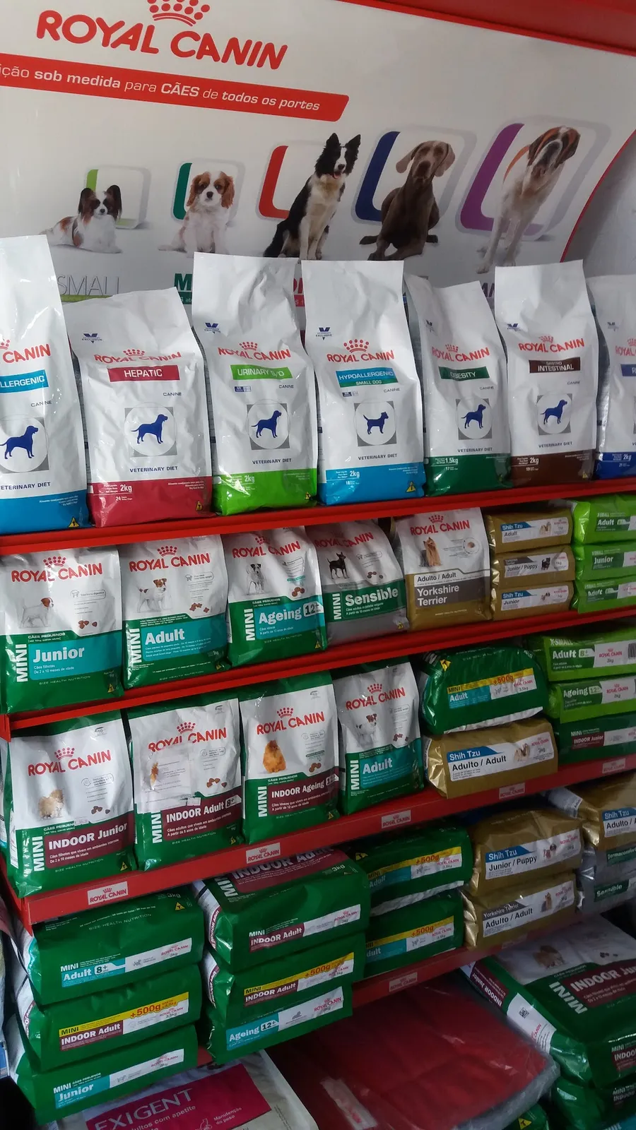 Espaço interno da Pet Mais com produtos para cães e gatos